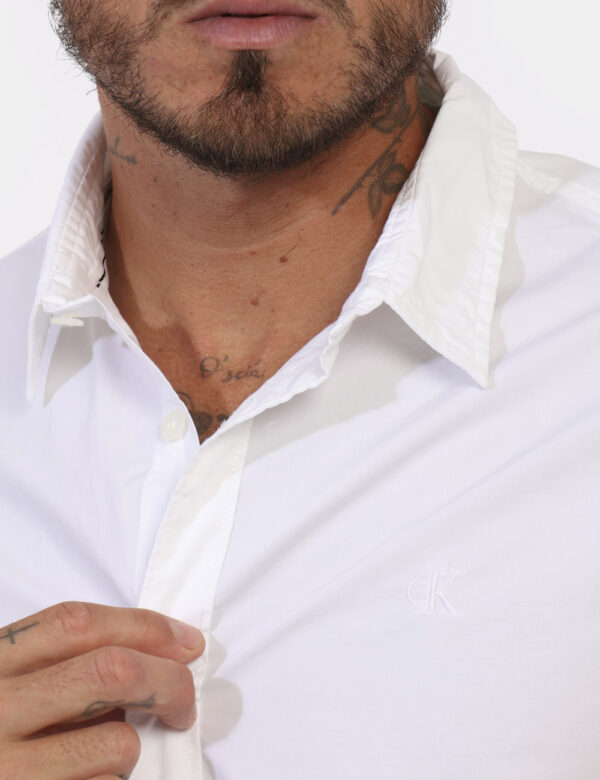 Camicia CALVIN KLEIN Bianco - Camicia classica in total bianco. La vestibilità è morbida e pratica grazie a bottoni ad asola