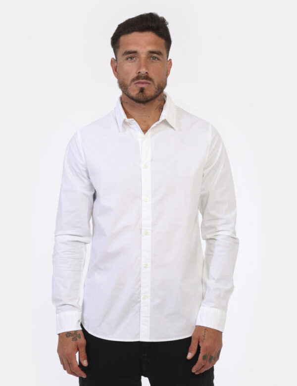 Camicia CALVIN KLEIN Bianco - Camicia classica in total bianco. La vestibilità è morbida e pratica grazie a bottoni ad asola