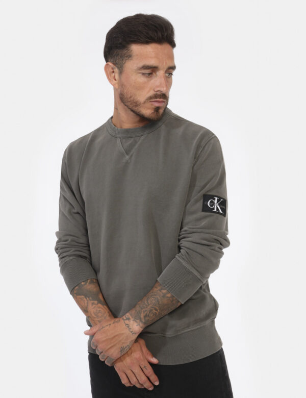 Felpa CALVIN KLEIN Grigio - Felpa classica in total grigio con polsini in tinta. La vestibilità è morbida e regolare. La fel