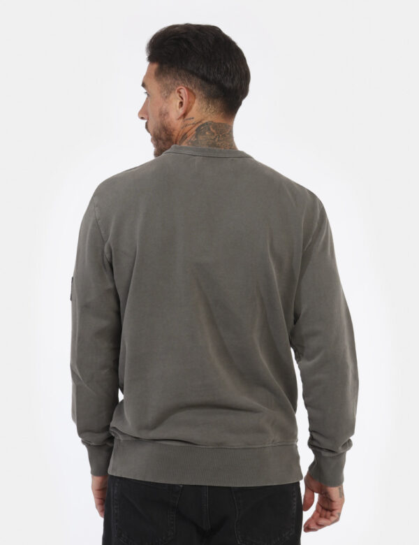 Felpa CALVIN KLEIN Grigio - Felpa classica in total grigio con polsini in tinta. La vestibilità è morbida e regolare. La fel