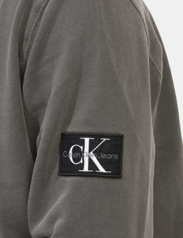 Felpa CALVIN KLEIN Grigio - Felpa classica in total grigio con polsini in tinta. La vestibilità è morbida e regolare. La fel