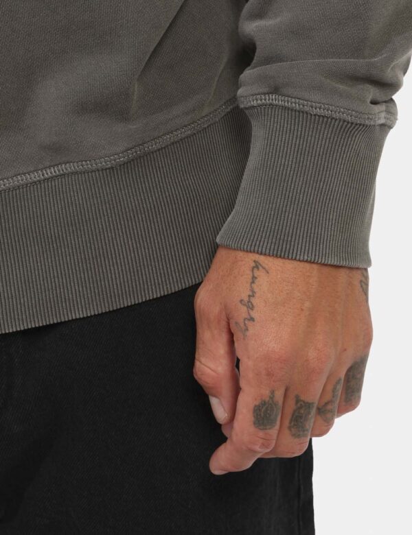 Felpa CALVIN KLEIN Grigio - Felpa classica in total grigio con polsini in tinta. La vestibilità è morbida e regolare. La fel