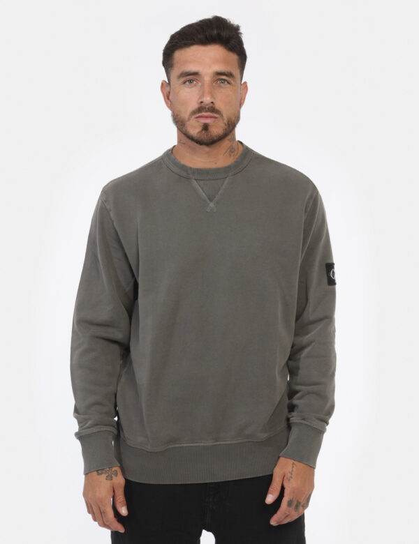 Felpa CALVIN KLEIN Grigio - Felpa classica in total grigio con polsini in tinta. La vestibilità è morbida e regolare. La fel