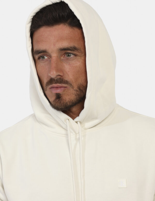 Felpa CALVIN KLEIN Bianco - Felpa classica con cappuccio in total bianco panna con piccolo patch logo brand ad altezza cuore