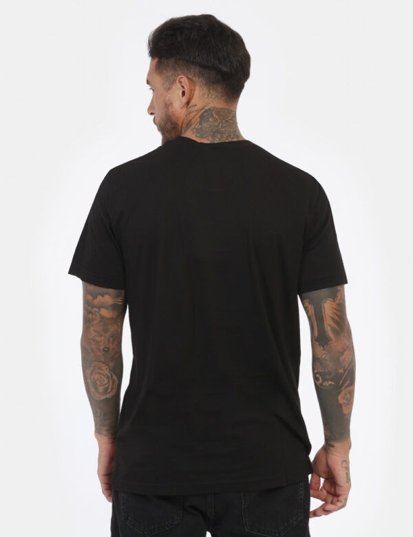 T-shirt CALVIN KLEIN Nero - T-shirt classica su base nera con logo brand ricamato ad altezza cuore. La vestibilità è morbida
