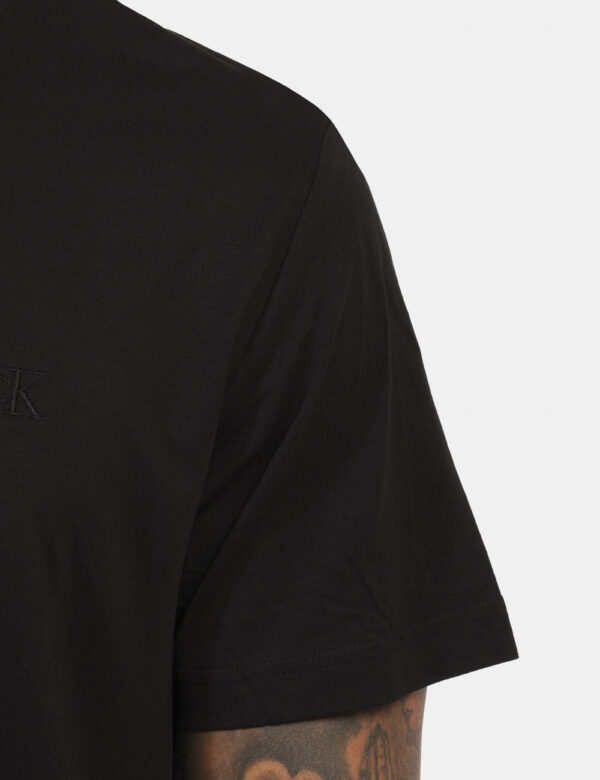 T-shirt CALVIN KLEIN Nero - T-shirt classica su base nera con logo brand ricamato ad altezza cuore. La vestibilità è morbida