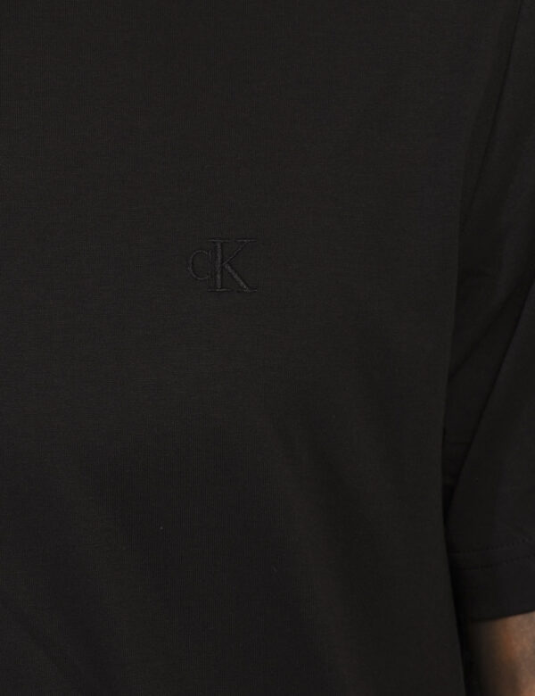 T-shirt CALVIN KLEIN Nero - T-shirt classica su base nera con logo brand ricamato ad altezza cuore. La vestibilità è morbida