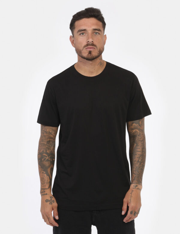 T-shirt CALVIN KLEIN Nero - T-shirt classica su base nera con logo brand ricamato ad altezza cuore. La vestibilità è morbida