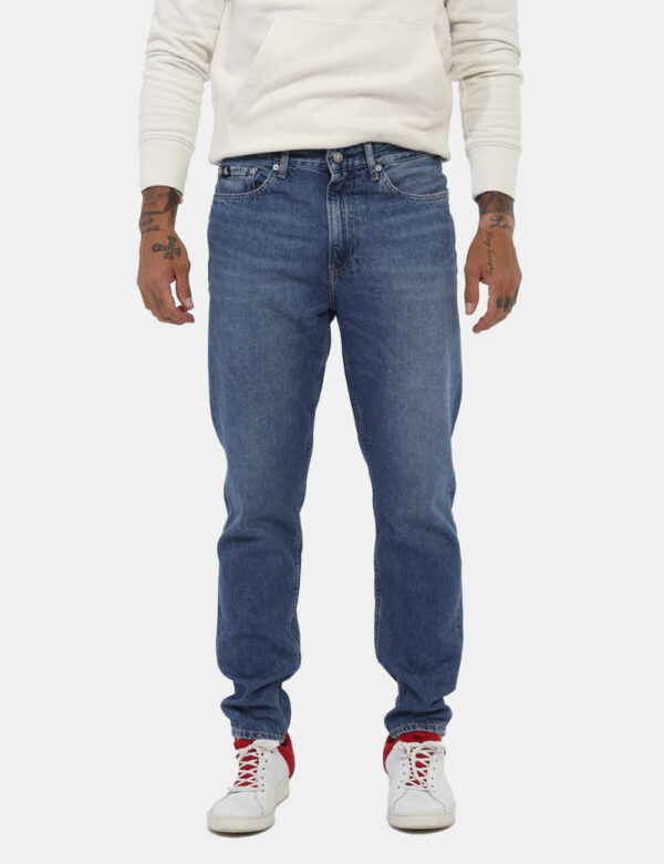 Jeans Calvin Klein Jeans - Jeans in total blu denim light con tasche sagomate sul fronte e tasche a toppa sul retro. La vest