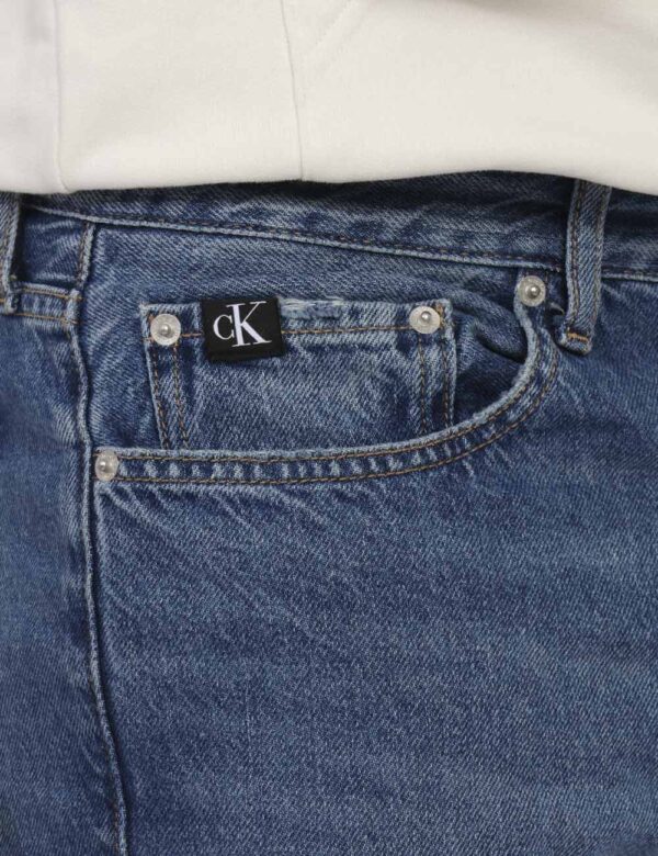 Jeans Calvin Klein Jeans - Jeans in total blu denim light con tasche sagomate sul fronte e tasche a toppa sul retro. La vest