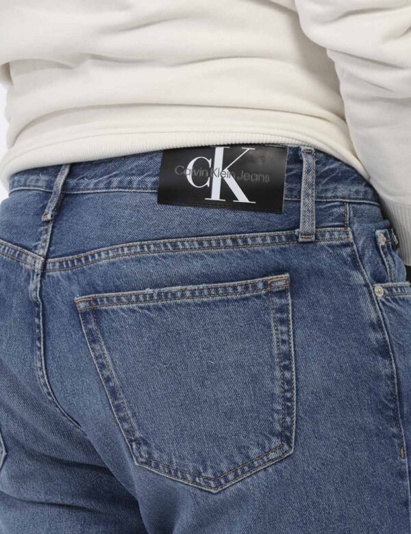 Jeans Calvin Klein Jeans - Jeans in total blu denim light con tasche sagomate sul fronte e tasche a toppa sul retro. La vest