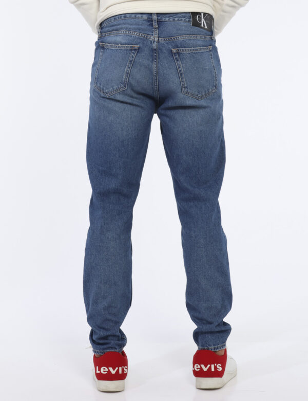 Jeans Calvin Klein Jeans - Jeans in total blu denim light con tasche sagomate sul fronte e tasche a toppa sul retro. La vest