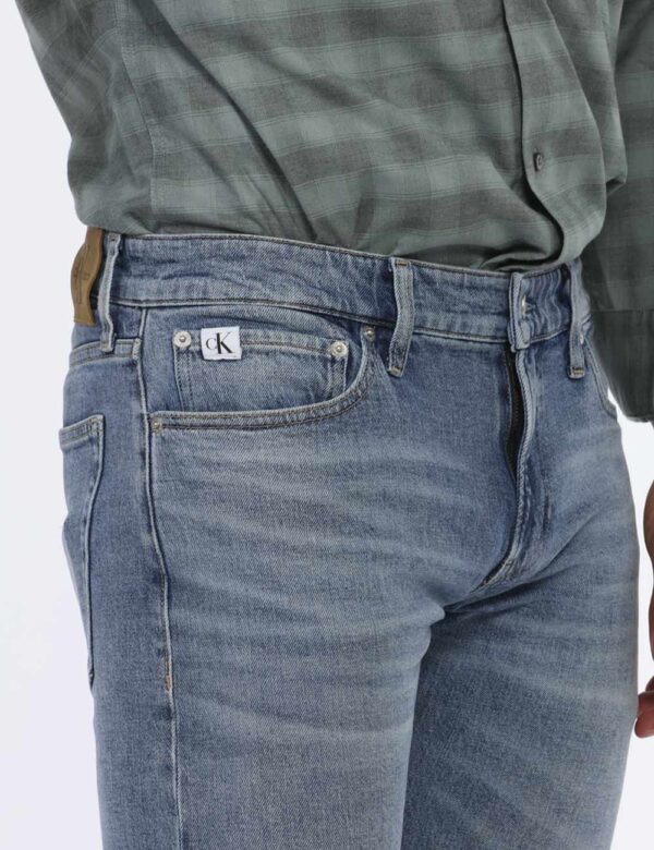 Jeans Calvin Klein Jeans - Jeans in total blu denim light con tasche sagomate sul fronte e tasche a toppa sul retro. La vest