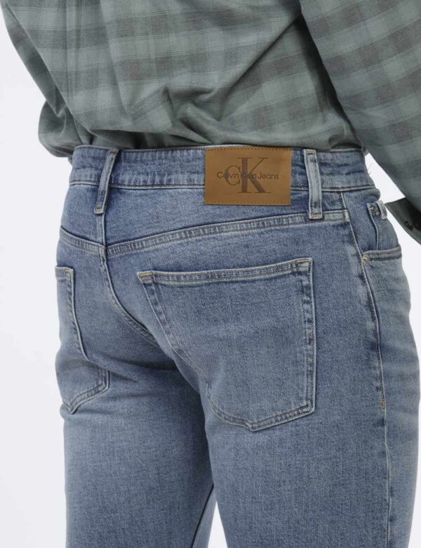 Jeans Calvin Klein Jeans - Jeans in total blu denim light con tasche sagomate sul fronte e tasche a toppa sul retro. La vest