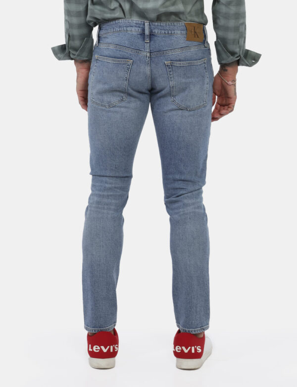 Jeans Calvin Klein Jeans - Jeans in total blu denim light con tasche sagomate sul fronte e tasche a toppa sul retro. La vest