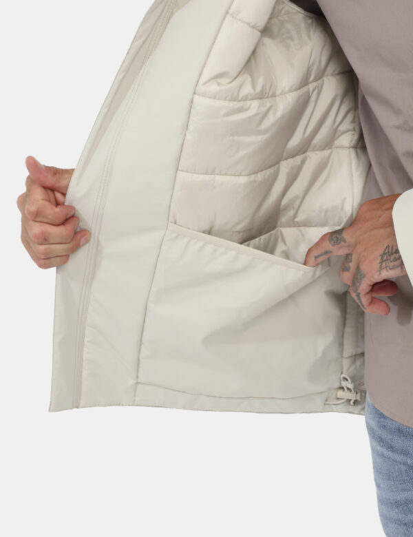 Piumino Calvin Klein Beige - Cod. art. J30J326431 B CVVi ricordiamo che tutti i nostri articoli sono originali.