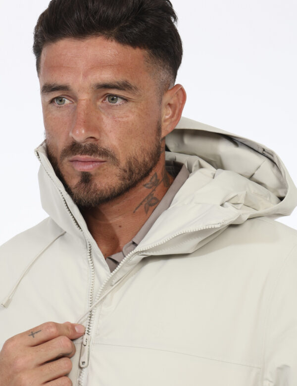 Piumino Calvin Klein Beige - Cod. art. J30J326431 B CVVi ricordiamo che tutti i nostri articoli sono originali.