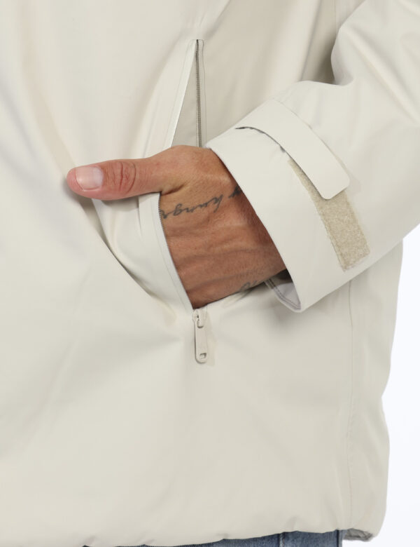 Piumino Calvin Klein Beige - Cod. art. J30J326431 B CVVi ricordiamo che tutti i nostri articoli sono originali.