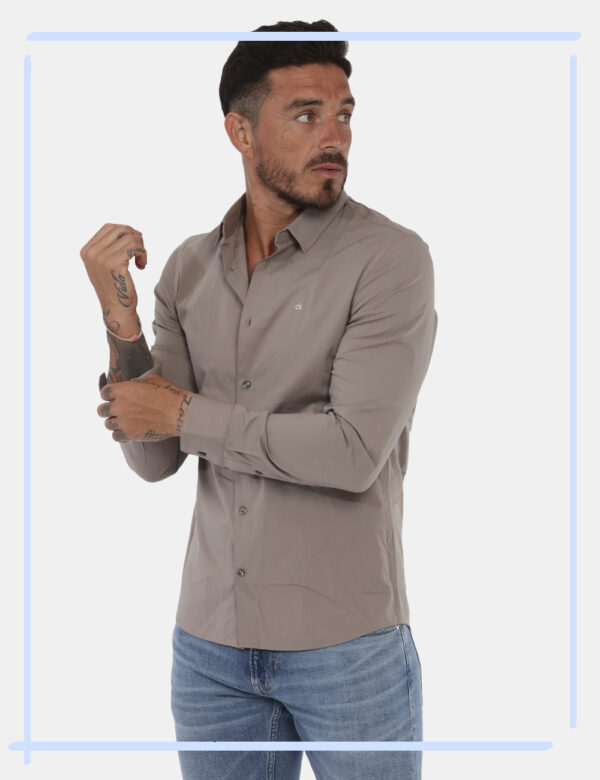 Camicia Calvin Klein Marrone - Cod. art. K10K110856 B CVVi ricordiamo che tutti i nostri articoli sono originali.