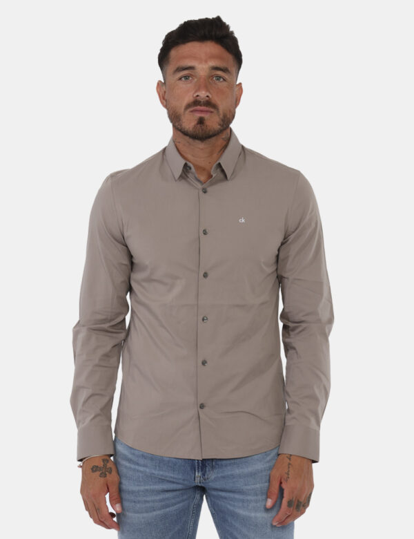 Camicia Calvin Klein Marrone - Cod. art. K10K110856 B CVVi ricordiamo che tutti i nostri articoli sono originali.