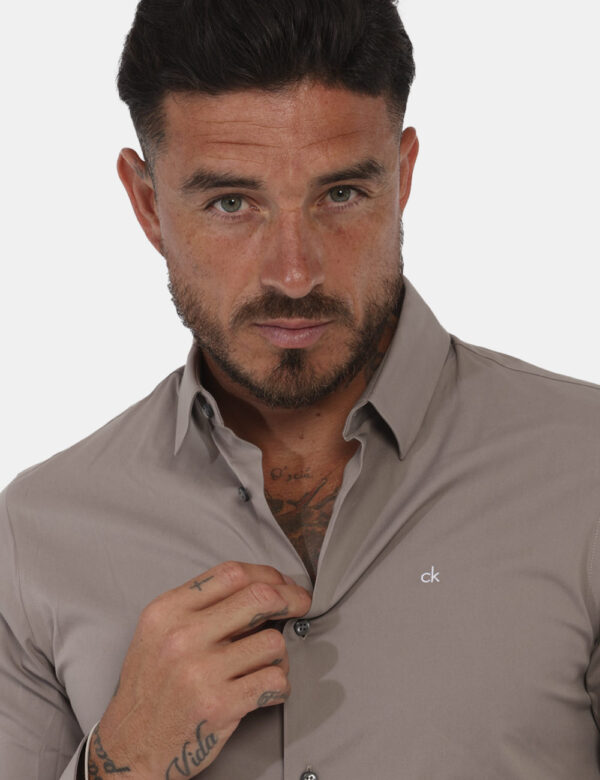 Camicia Calvin Klein Marrone - Cod. art. K10K110856 B CVVi ricordiamo che tutti i nostri articoli sono originali.