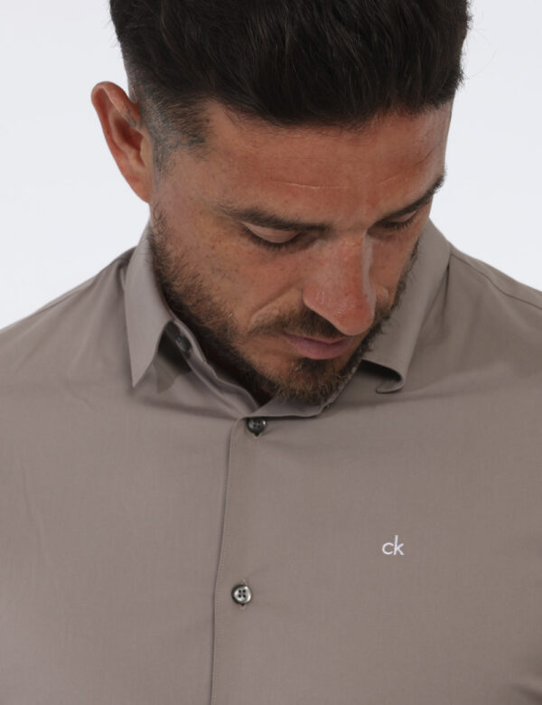 Camicia Calvin Klein Marrone - Cod. art. K10K110856 B CVVi ricordiamo che tutti i nostri articoli sono originali.