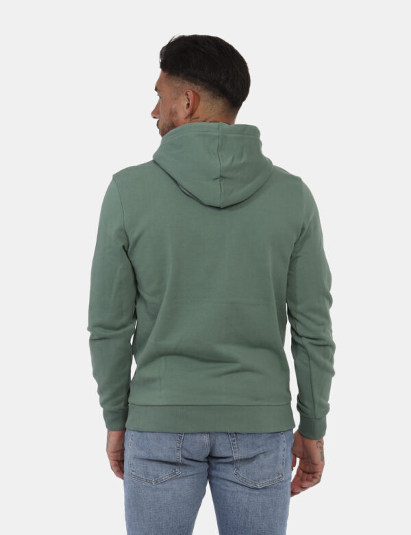 Felpa Calvin Klein Verde - Felpa con cappuccio in total verde con logo brand argentato. Presente tascone a toppa. La vestibi