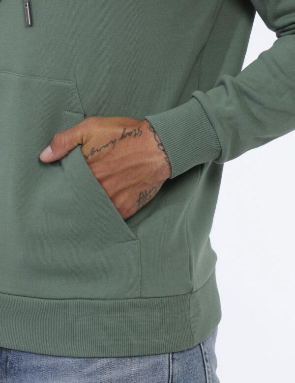 Felpa Calvin Klein Verde - Felpa con cappuccio in total verde con logo brand argentato. Presente tascone a toppa. La vestibi