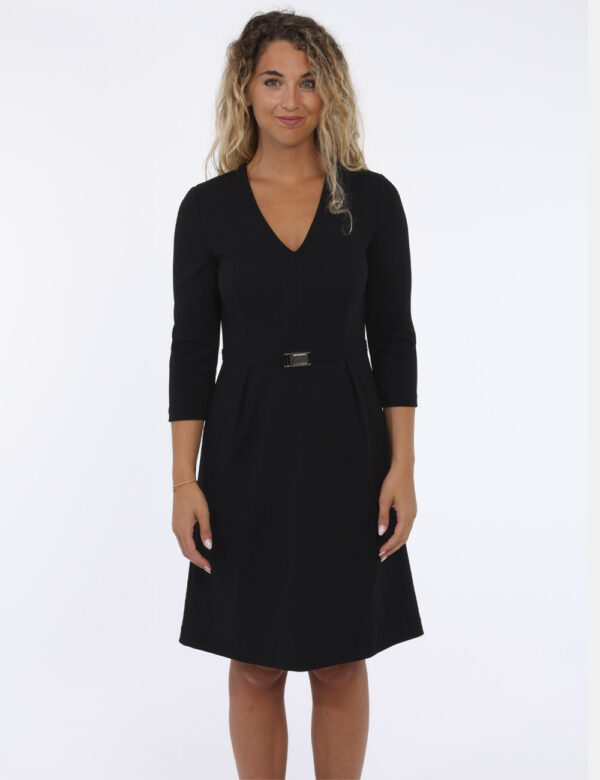 Vestito Calvin Klein Nero - Abito nero slim fit con cinturina con logo in vita. Presenta uno scollo a V e zip sul retro. Ele