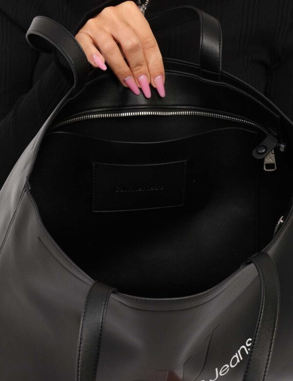 Borsa Calvin Klein Nero - Cod. art. K60K612222 OVVi ricordiamo che tutti i nostri articoli sono originali.