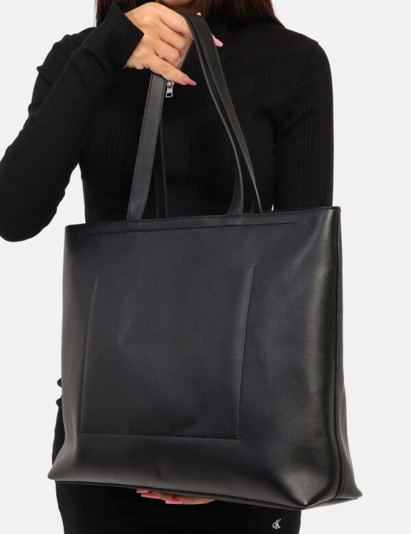 Borsa Calvin Klein Nero - Cod. art. K60K612222 OVVi ricordiamo che tutti i nostri articoli sono originali.