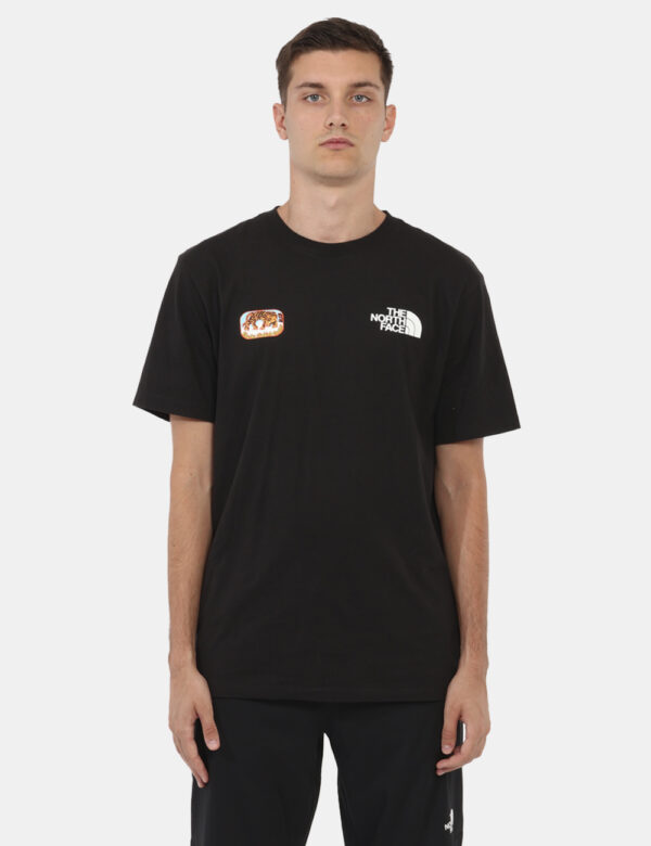 T-shirt The North Face Nero - Cod. art. NF0A8AZX D CVVi ricordiamo che tutti i nostri articoli sono originali.