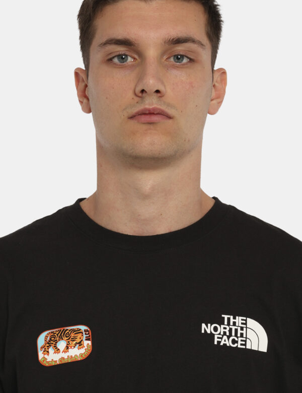 T-shirt The North Face Nero - Cod. art. NF0A8AZX D CVVi ricordiamo che tutti i nostri articoli sono originali.