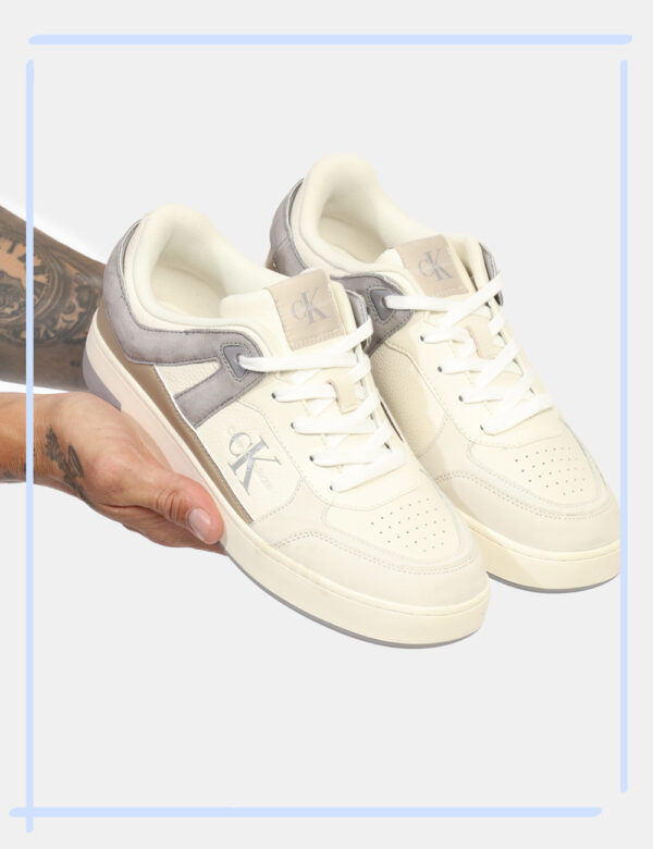 Scarpe Calvin Klein Bianco - Scarpa modello sneakers. La calzatura si presenta su base bianca con dettagli grigi e oro. L'in