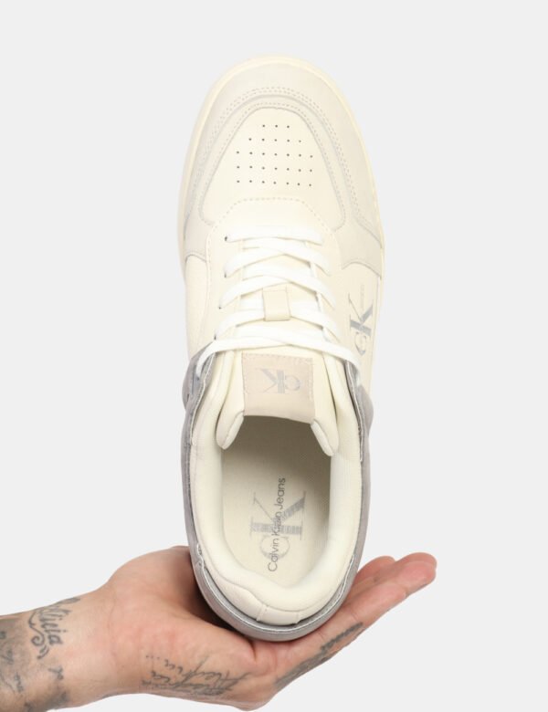 Scarpe Calvin Klein Bianco - Scarpa modello sneakers. La calzatura si presenta su base bianca con dettagli grigi e oro. L'in