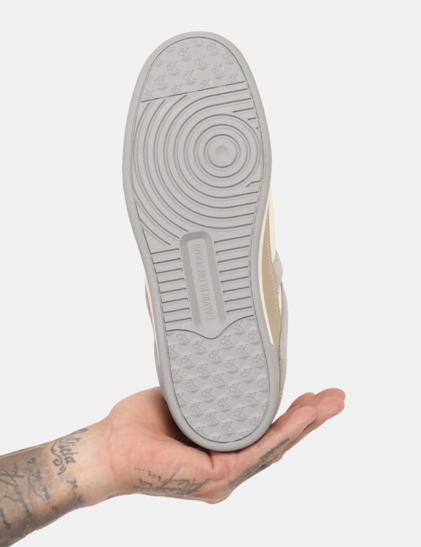 Scarpe Calvin Klein Bianco - Scarpa modello sneakers. La calzatura si presenta su base bianca con dettagli grigi e oro. L'in