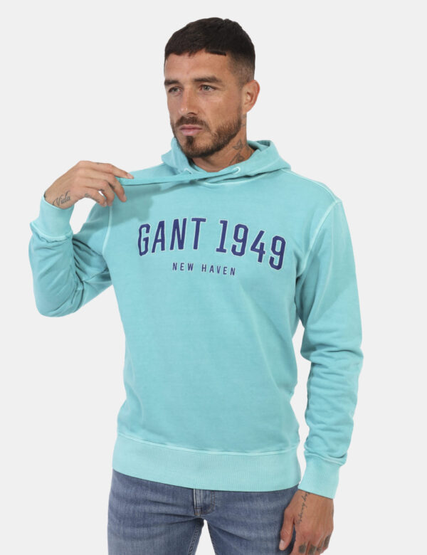 Felpa Gant Verde - Felpa con cappuccio in total verde acqua con stampa logo brand blu. La vestibilità è morbida e regolare.