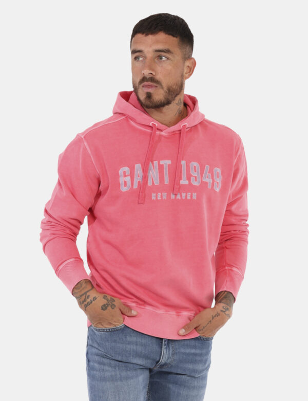 Felpa Gant Rosa - Felpa con cappuccio in total rosa salmone con stampa logo brand grigio. La vestibilità è morbida e regolar