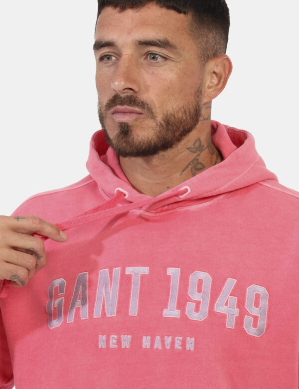 Felpa Gant Rosa - Felpa con cappuccio in total rosa salmone con stampa logo brand grigio. La vestibilità è morbida e regolar