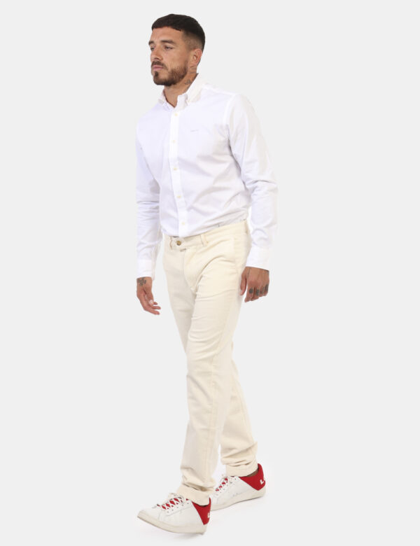 Pantaloni Gant Bianco - Pantaloni eleganti in velluto ed in total bianco panna. Presenti tasche a taglio trasversale sul fro