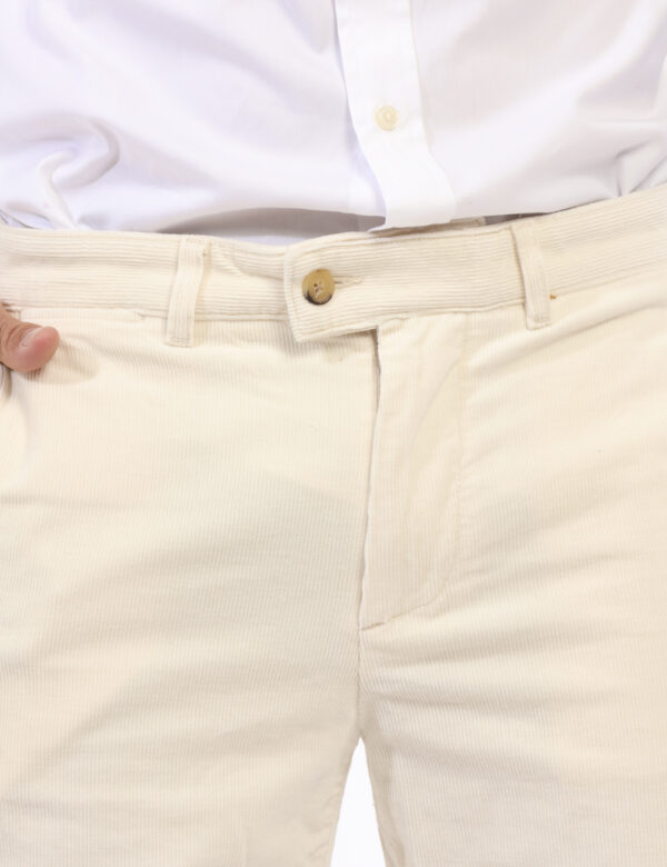 Pantaloni Gant Bianco - Pantaloni eleganti in velluto ed in total bianco panna. Presenti tasche a taglio trasversale sul fro