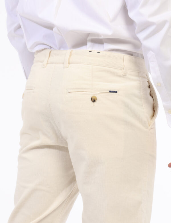 Pantaloni Gant Bianco - Pantaloni eleganti in velluto ed in total bianco panna. Presenti tasche a taglio trasversale sul fro