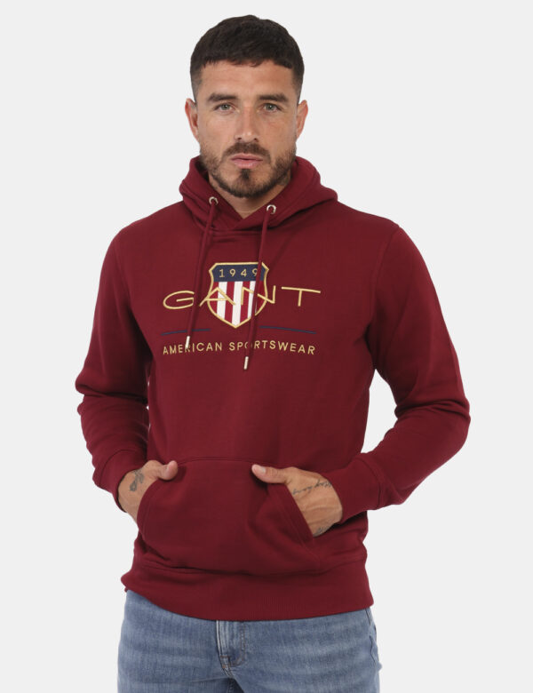 Felpa Gant Bordeaux - Felpa con cappuccio in total bordeaux con stampa logo brand in tinta coordinata. La vestibilità è morb