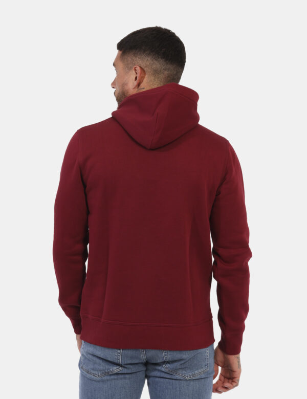 Felpa Gant Bordeaux - Felpa con cappuccio in total bordeaux con stampa logo brand in tinta coordinata. La vestibilità è morb