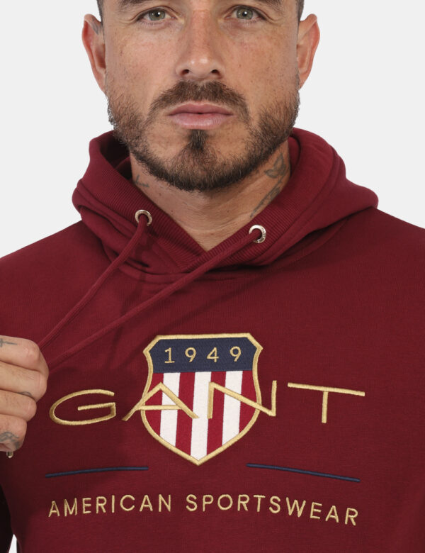 Felpa Gant Bordeaux - Felpa con cappuccio in total bordeaux con stampa logo brand in tinta coordinata. La vestibilità è morb