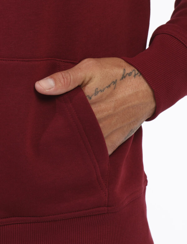 Felpa Gant Bordeaux - Felpa con cappuccio in total bordeaux con stampa logo brand in tinta coordinata. La vestibilità è morb