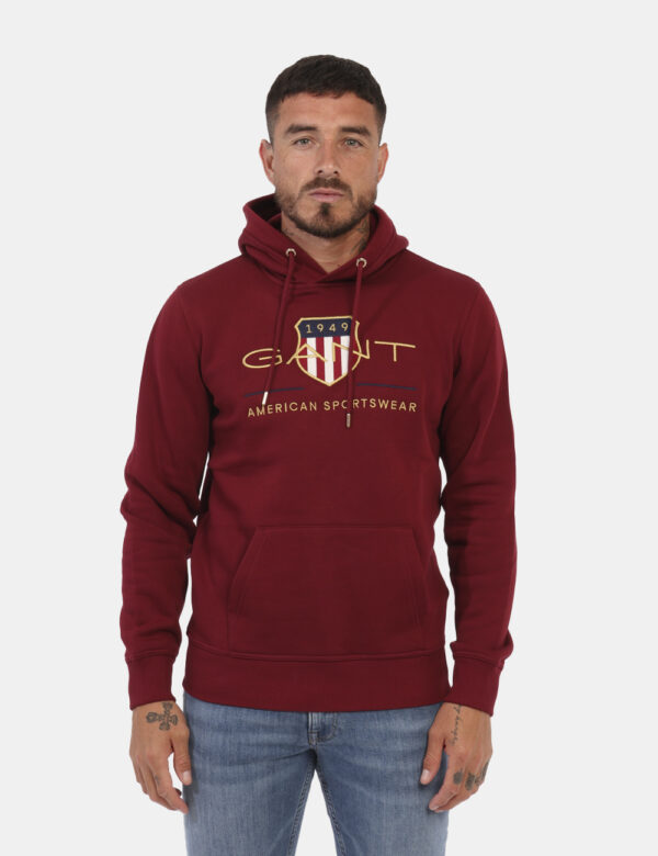 Felpa Gant Bordeaux - Felpa con cappuccio in total bordeaux con stampa logo brand in tinta coordinata. La vestibilità è morb