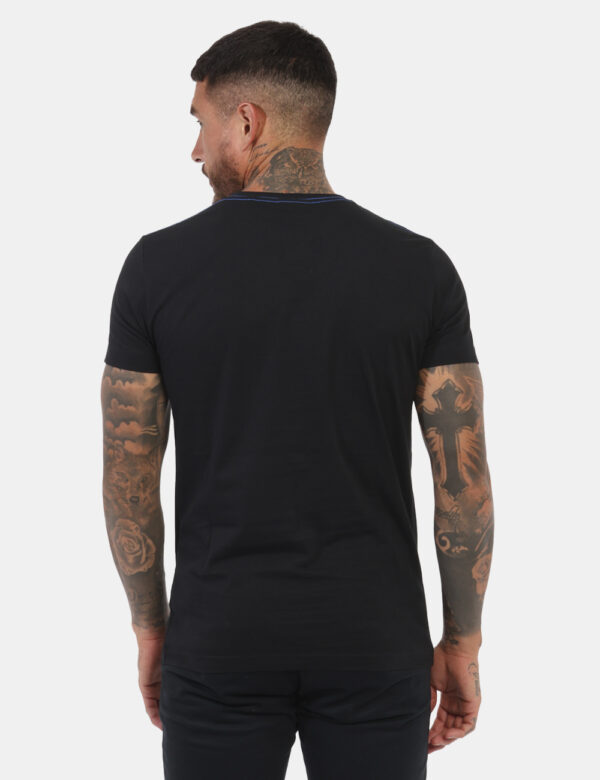 T-Shirt Gant Nero - T-shirt classica in total nero con patch logo brand ad altezza cuore in blu. La vestibilità è morbida e
