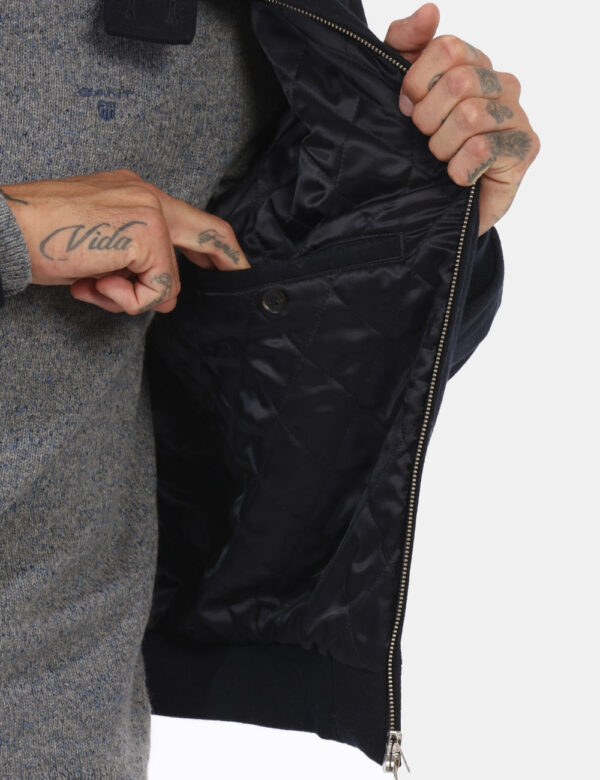 Giacca Gant Blu - Giacca simil cappotto corto in misto lana ed in total blu navy. Presenti tasche a taglio con chiusura a bo