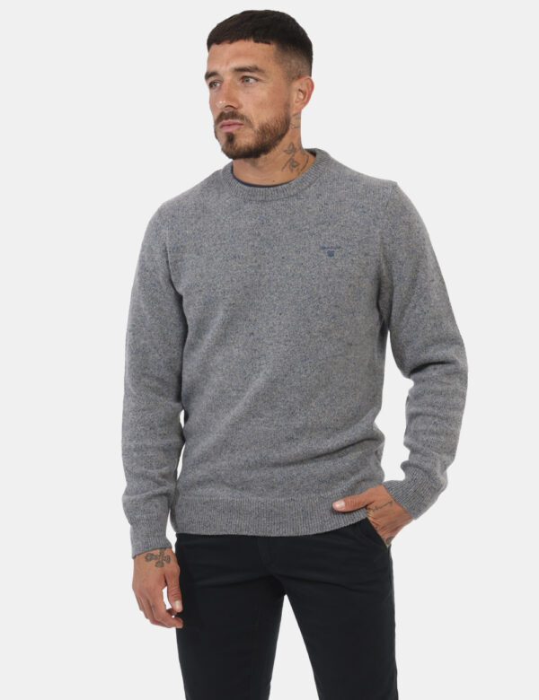 Maglione Gant Grigio - Maglione classico in total grigio con filo blu. La vestibilità è morbida e regolare. Il maglione è ad